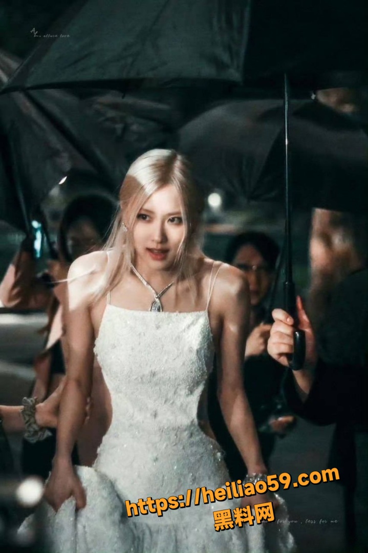 韩国女团成员Rosé公布恋情11