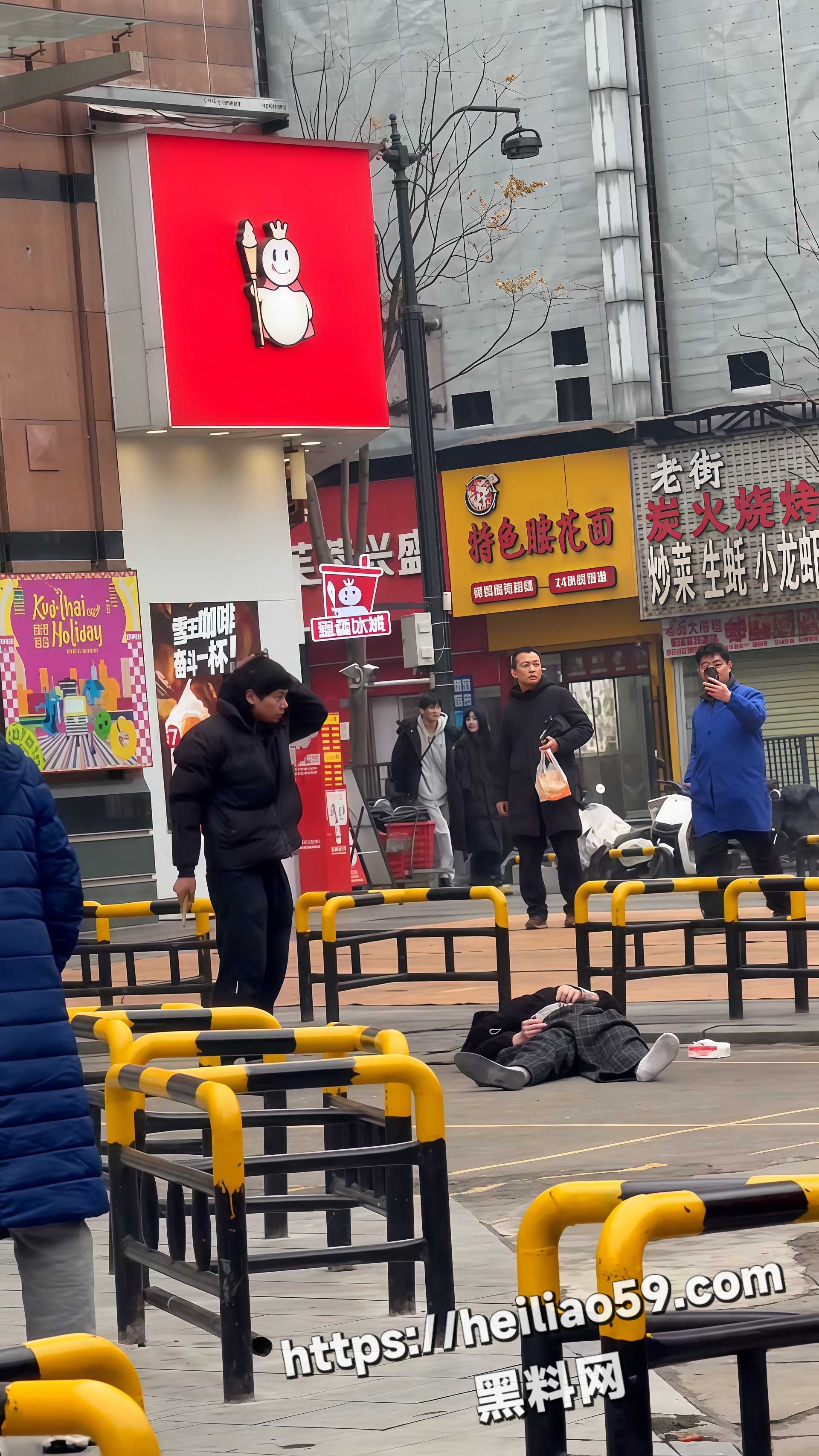 武汉男子街头砸人视频1