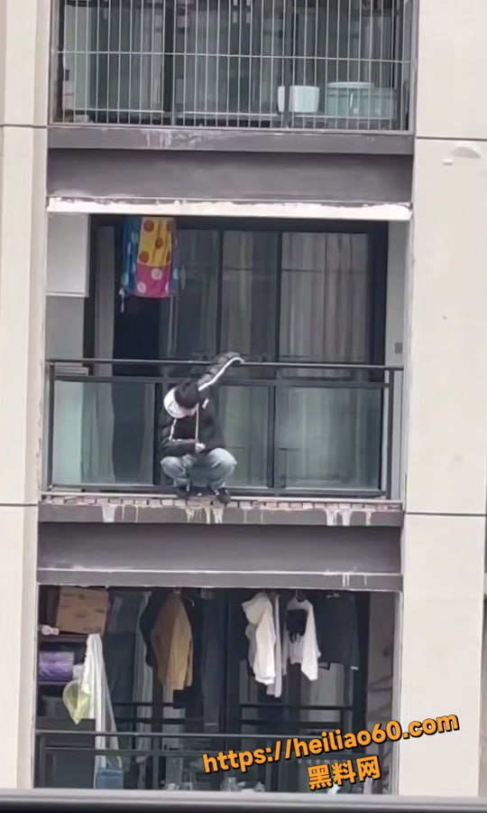 真男人绝望跳楼1