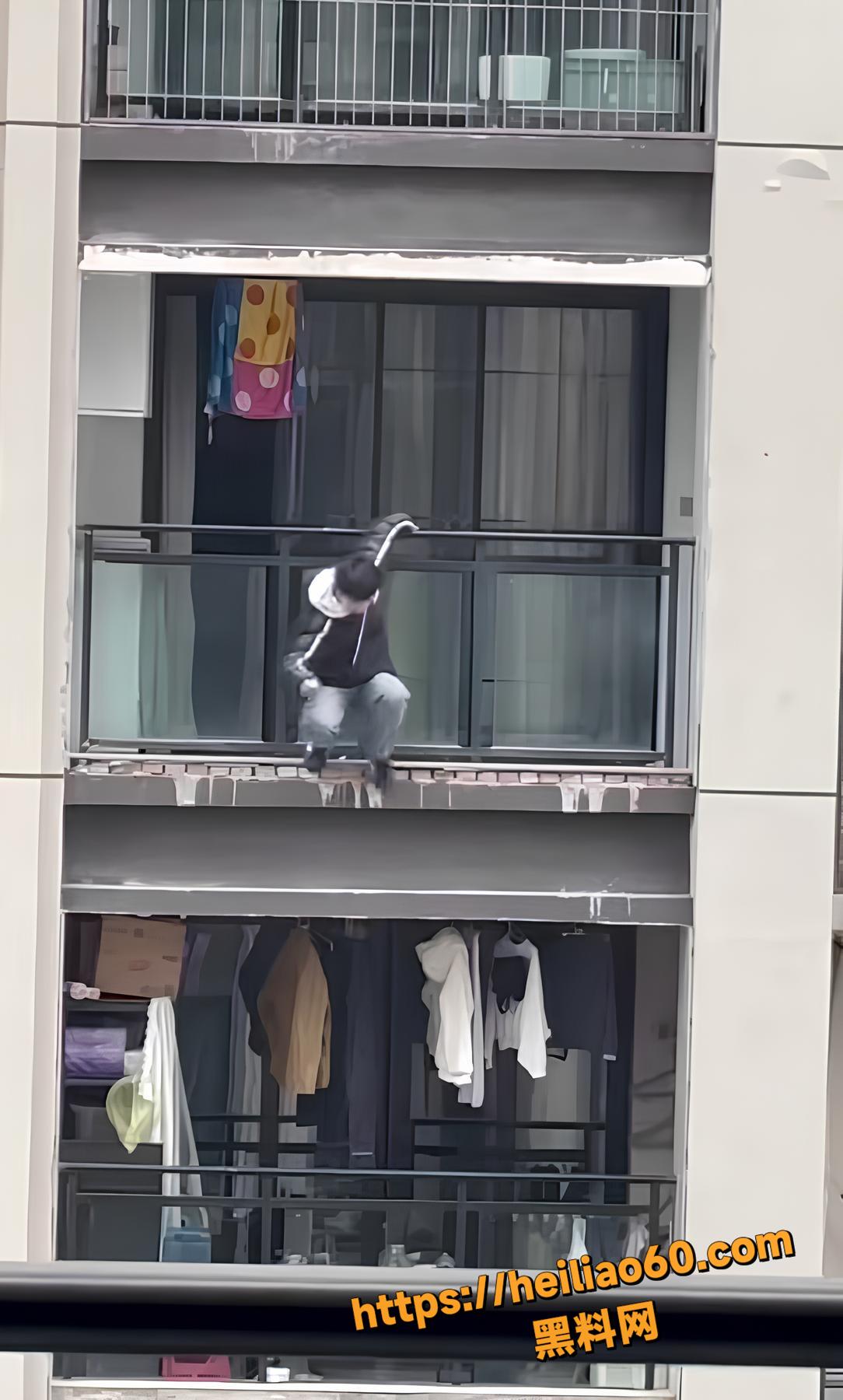 年轻男子跳楼现场视频2