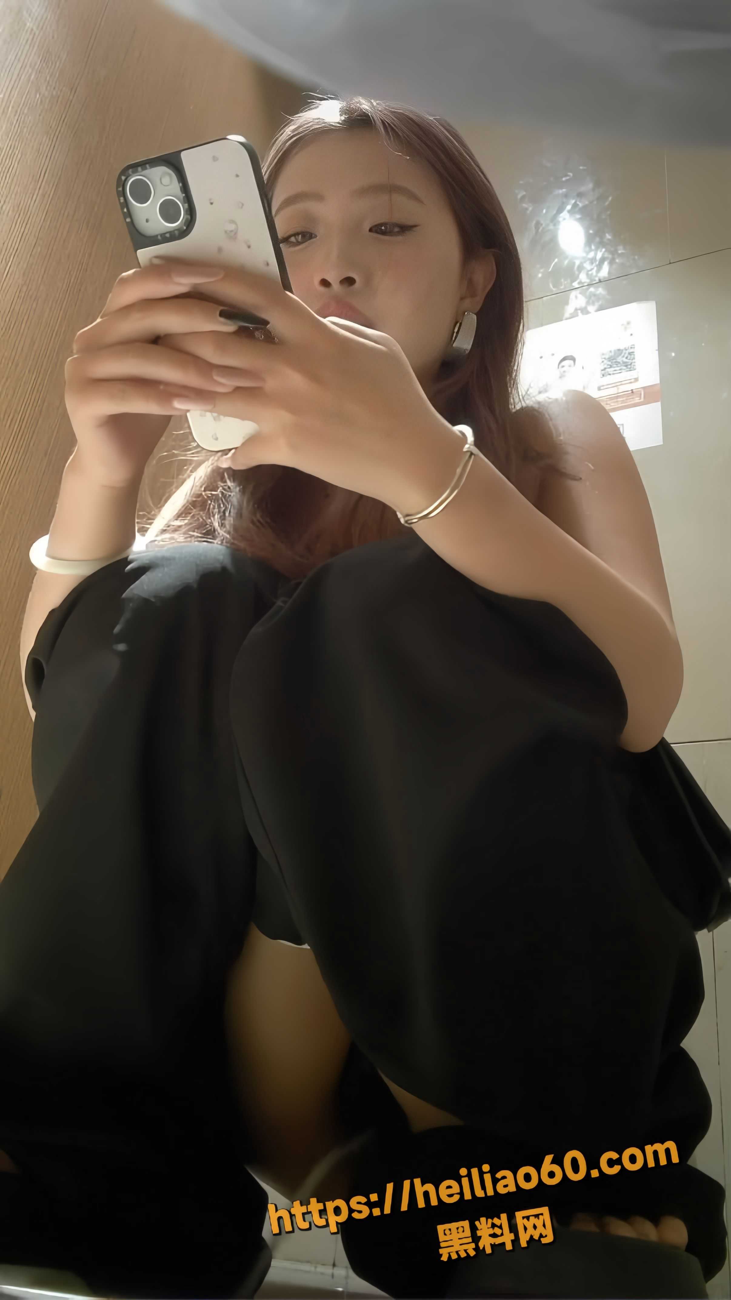 厕所偷拍美女尿尿1
