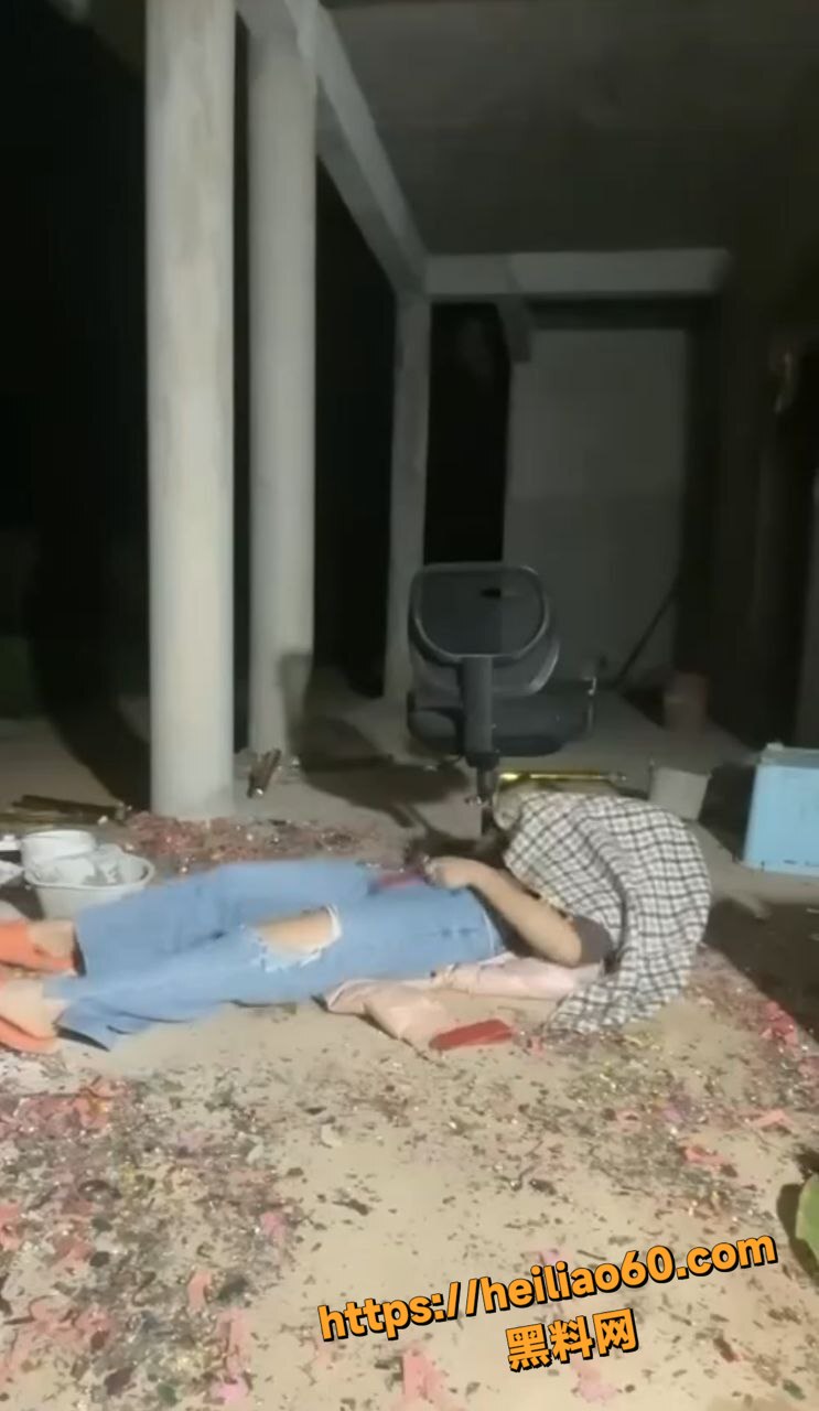 美女直播鞭炮炸逼2