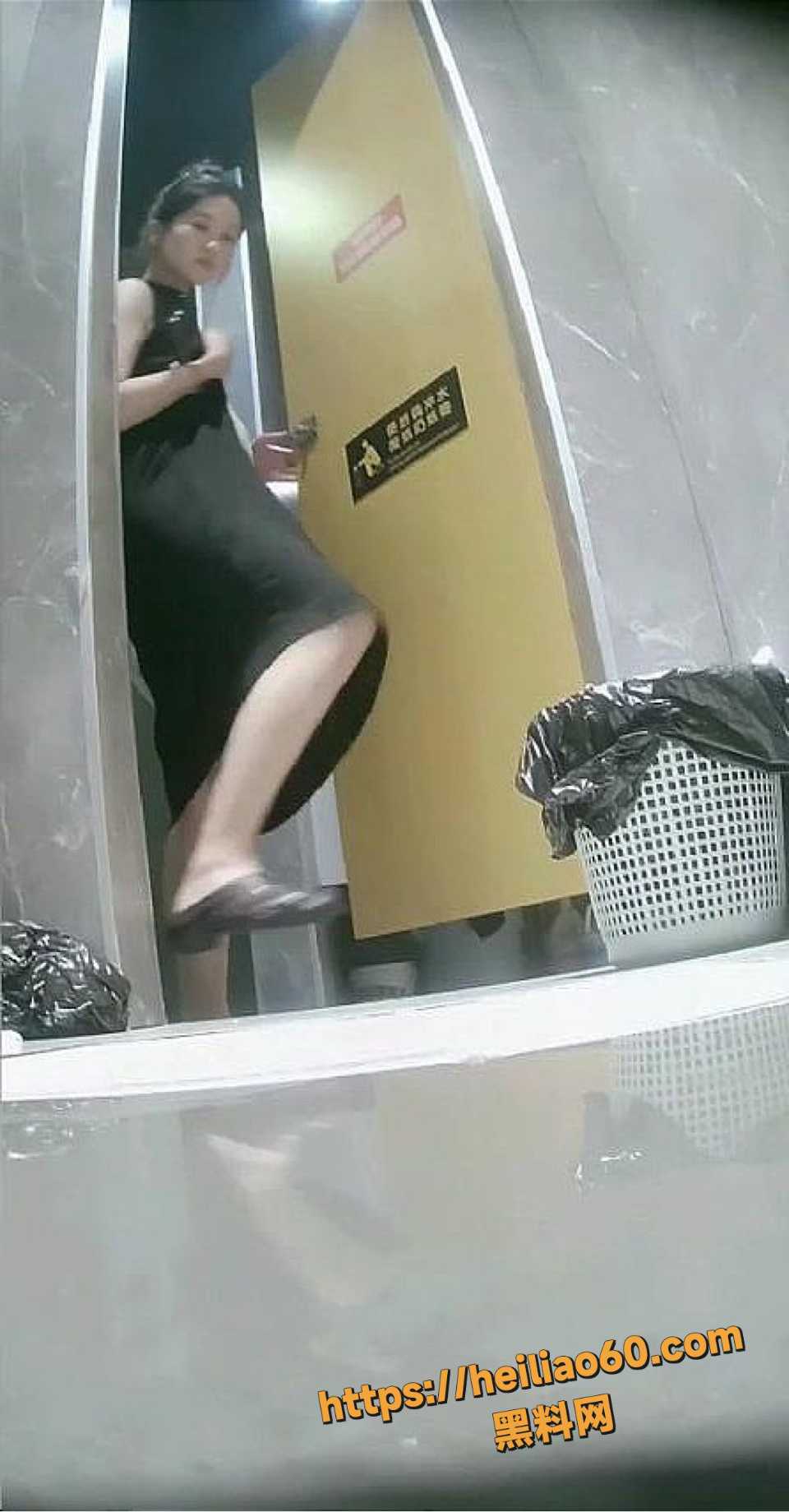 餐厅厕所偷拍熟女尿尿2
