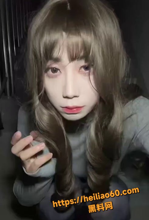 伪娘楼梯间打飞机2