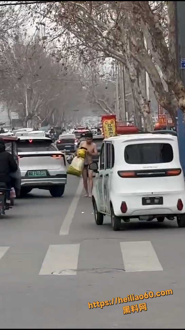 费县二中门口裸男