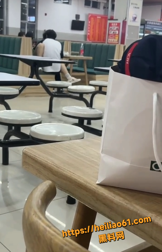 学生情侣食堂公然热吻3