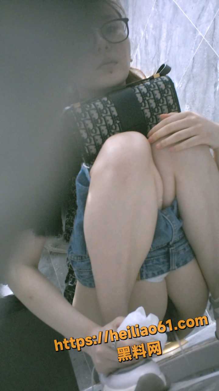 美女露脸放尿