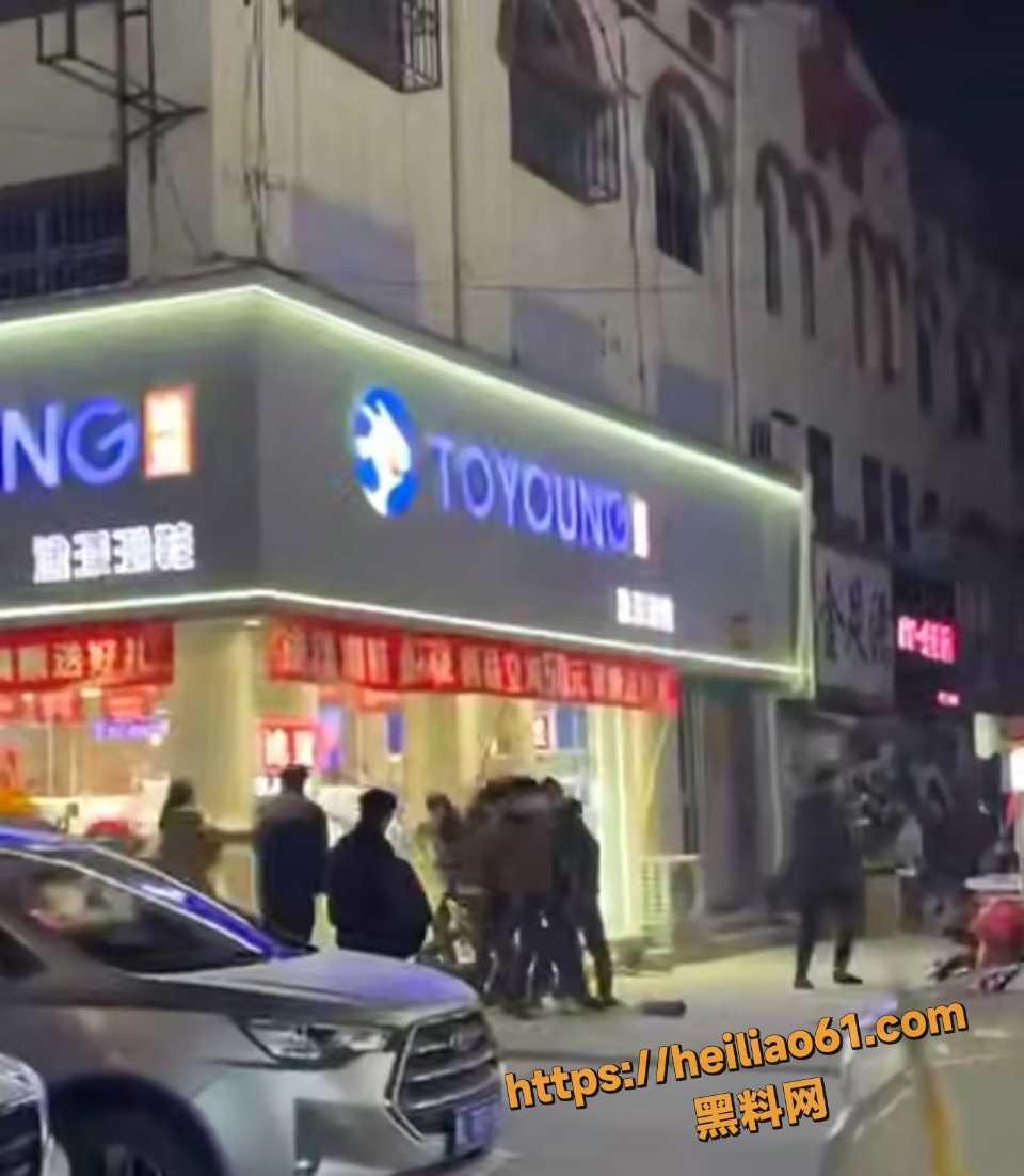 东菏泽曹县精神小伙被打现场视频 1
