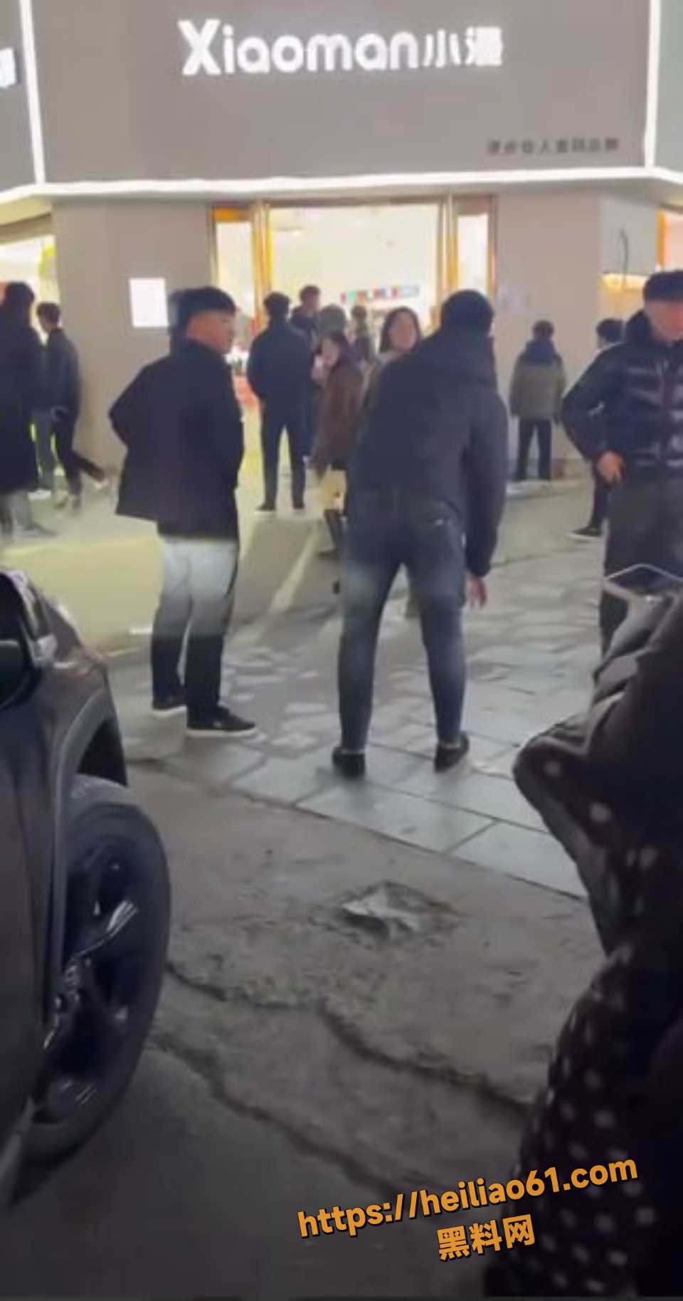 东菏泽曹县精神小伙被打现场视频 2