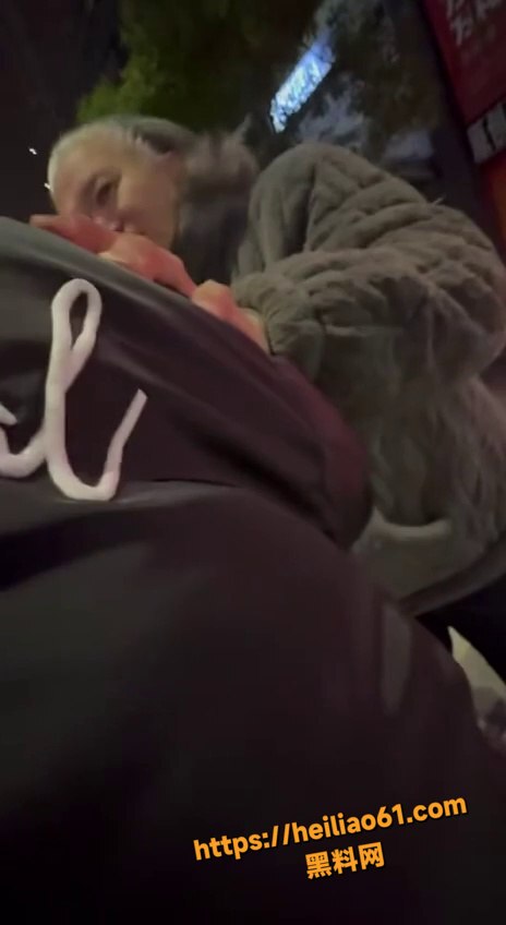 老人性骚扰好心女子1
