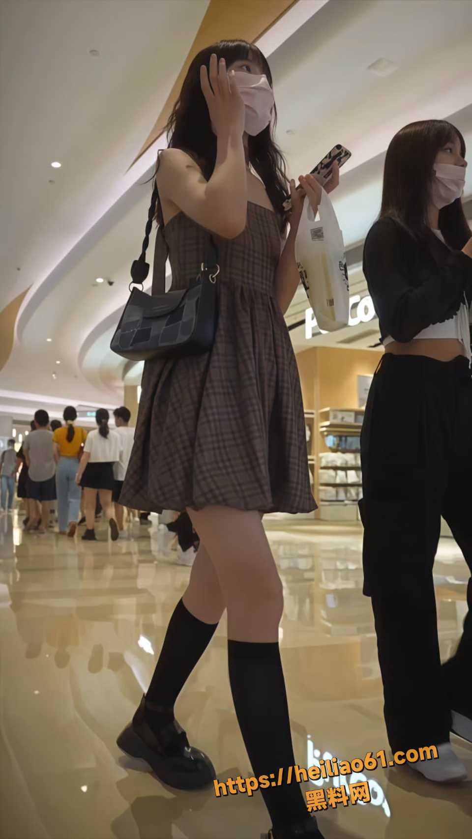 商场偷拍吊带裙美女抄底视频2