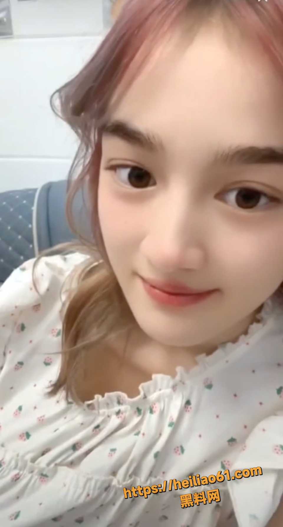 抖音快手网红故意走光漏点视频2