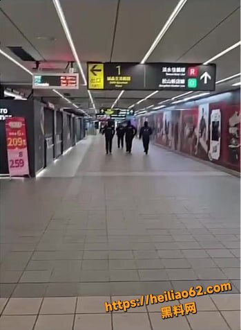 台北地铁惊现持刀男子1