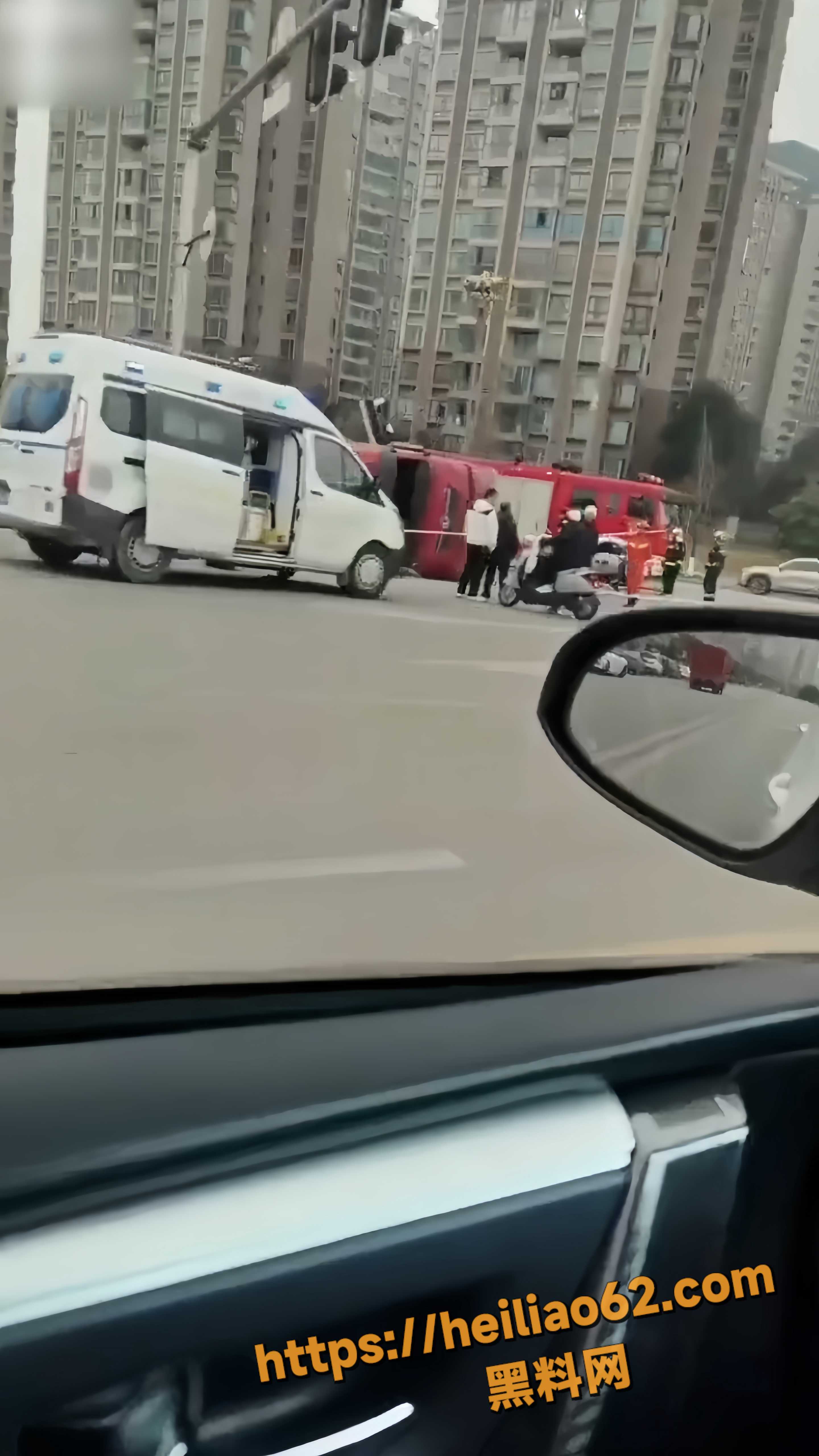 电瓶车与大运相撞现场2