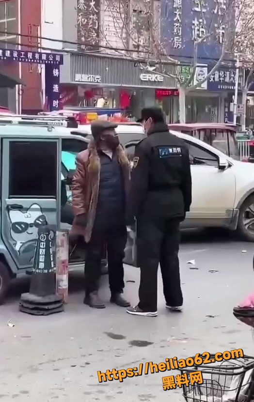 年轻保安碰瓷倒头就睡1