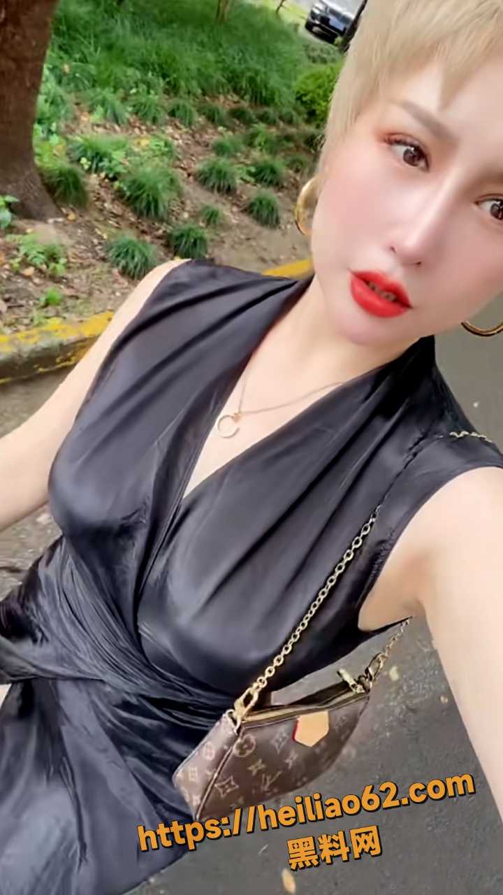 理发店老板娘自慰视频3