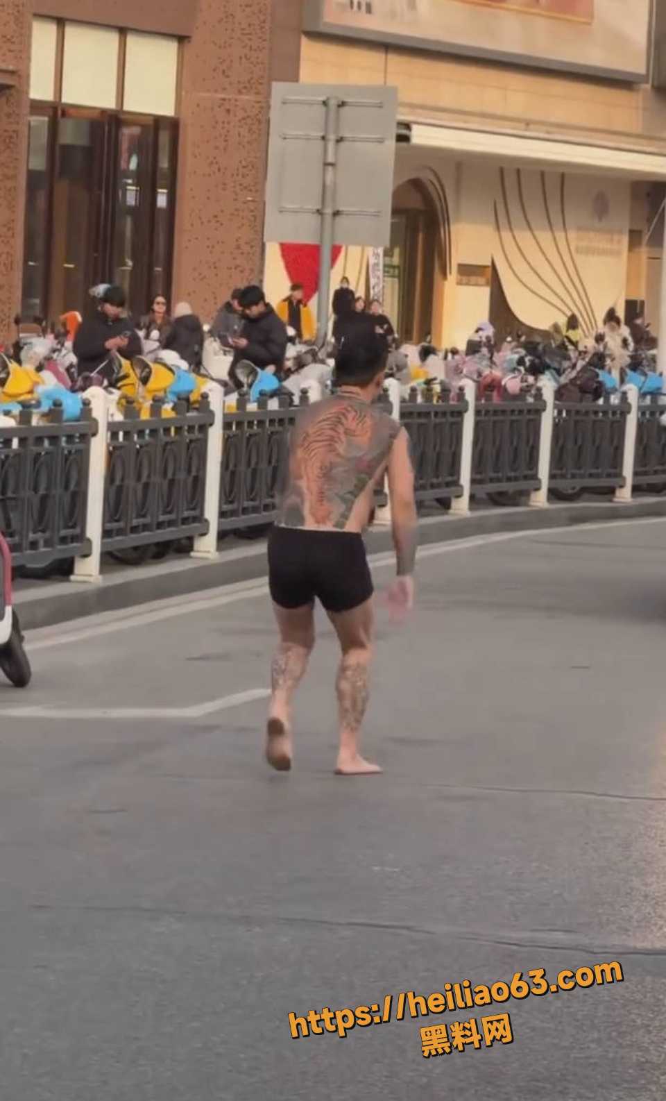 2月7日襄阳街头裸体纹身男拉车门事件1