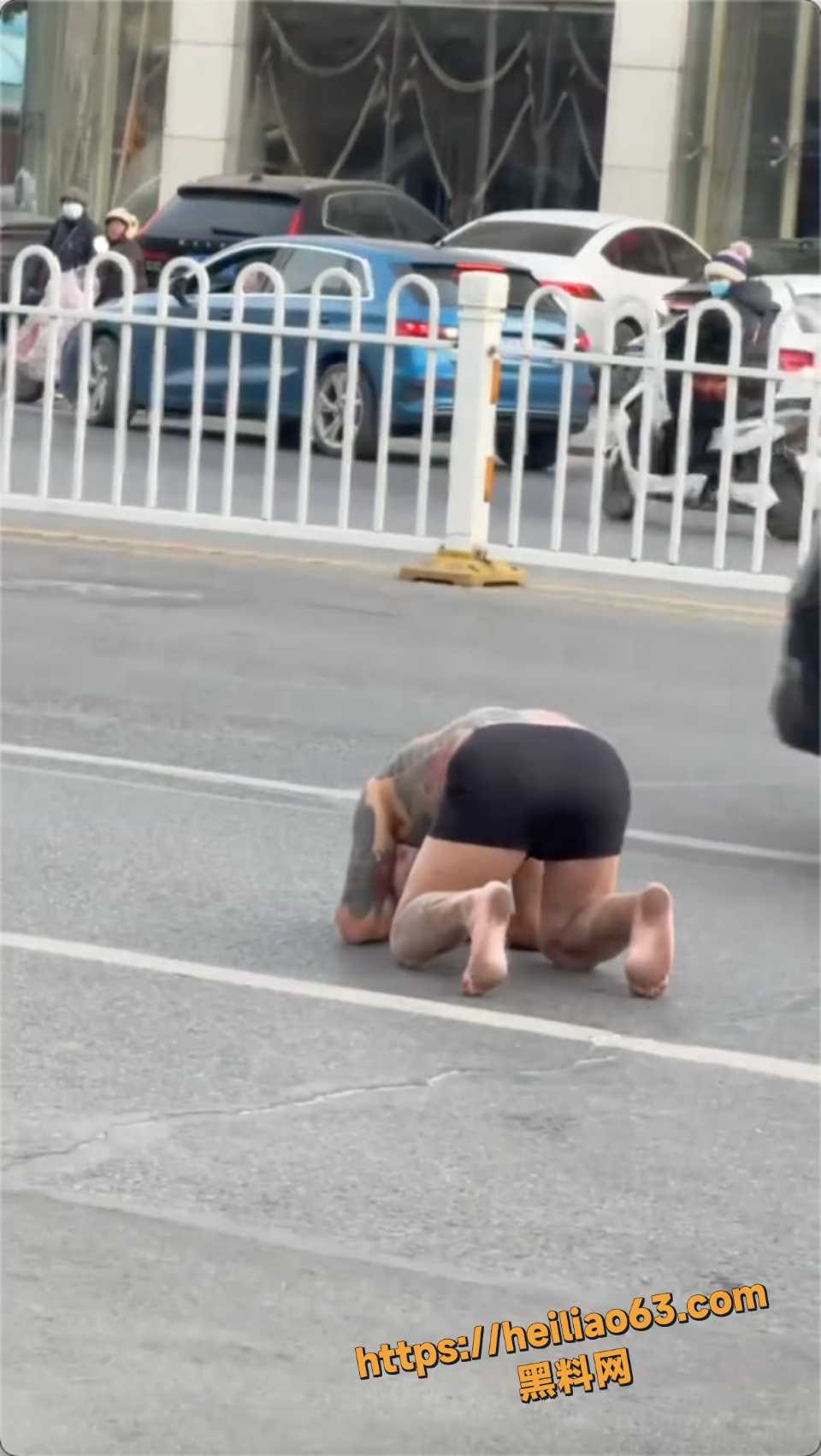 襄阳纹身大哥胡言乱语马路中央失控视频2