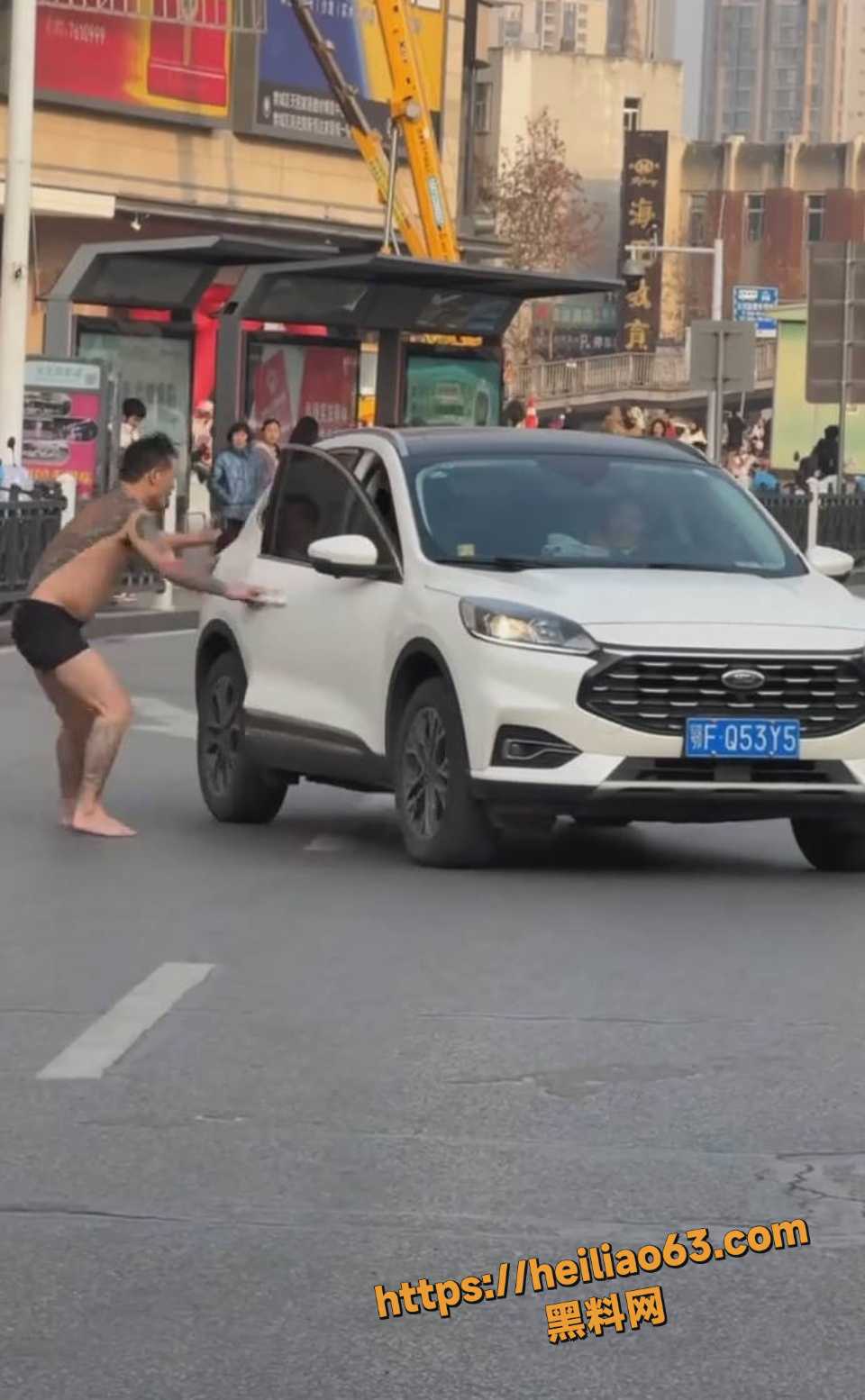 湖北襄阳纹身大哥街头裸奔视频3