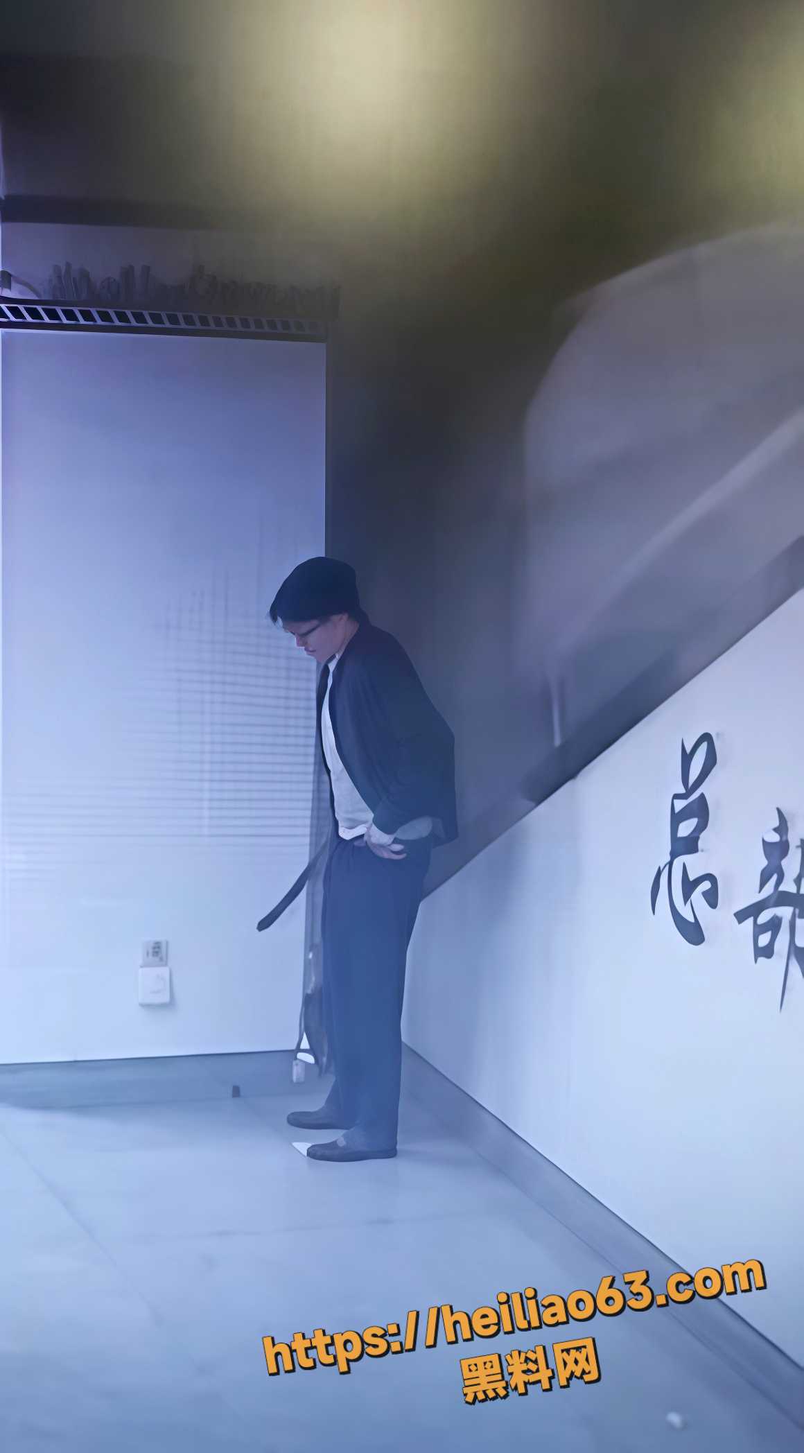 男子地铁站随地大便视频2
