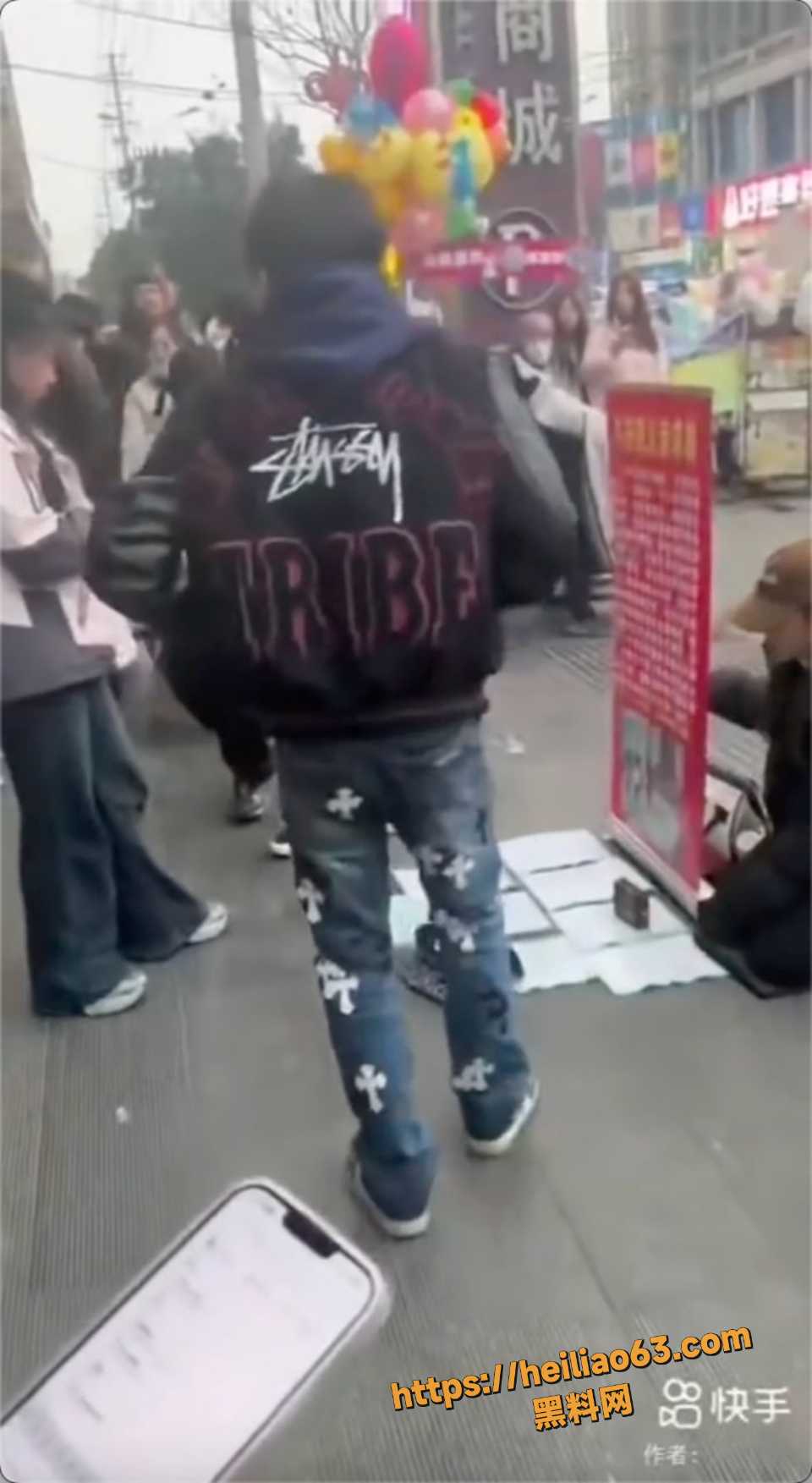 跪地救父女生被强吻事件3