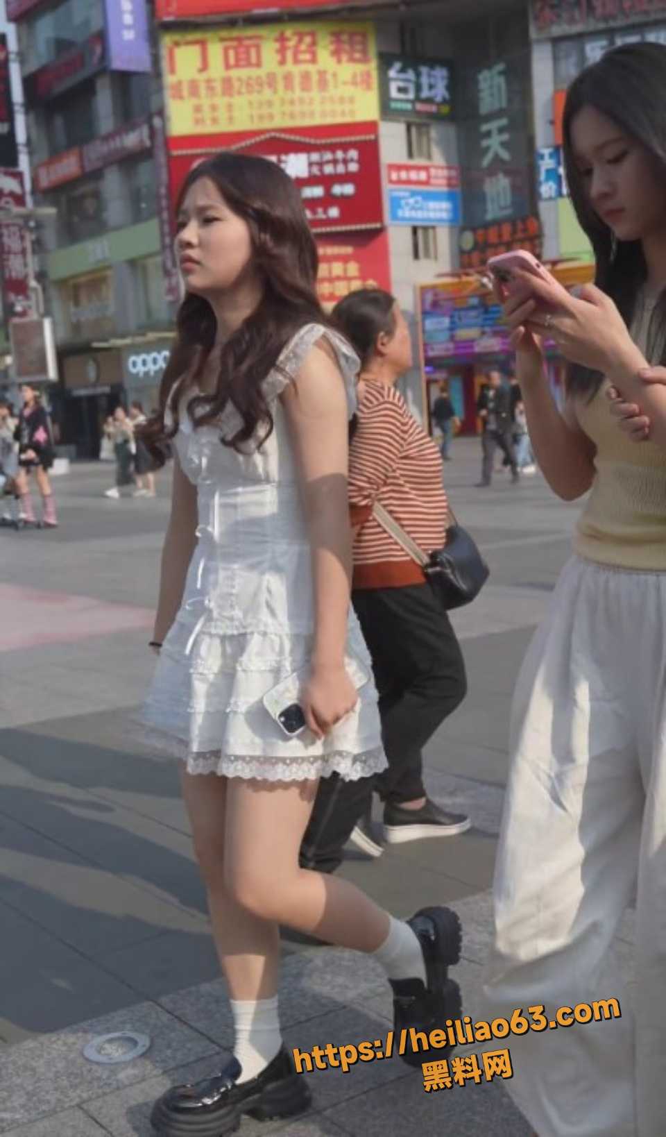  街拍抄底蕾丝白裙小姐姐视频1