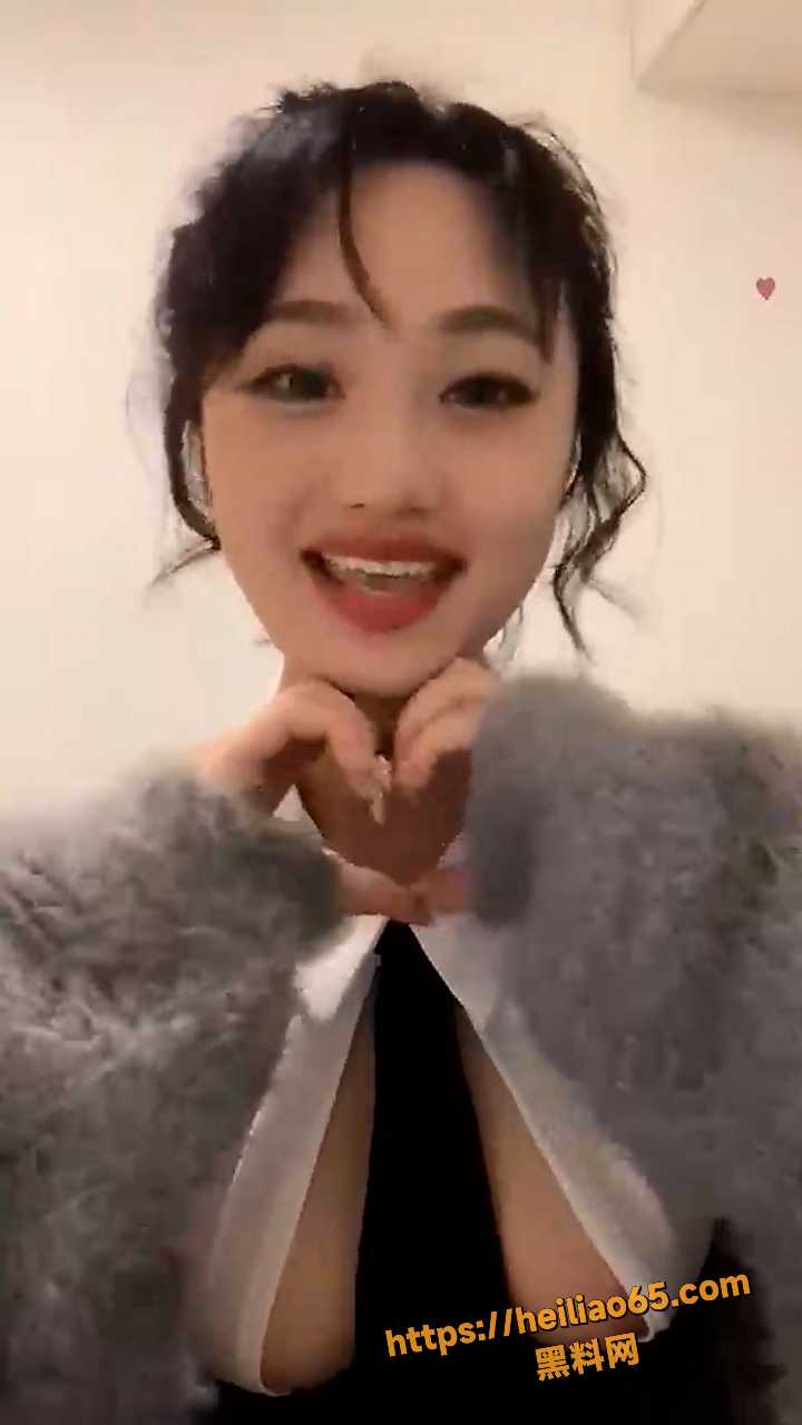 快手巨乳萌妹 莉莉子 直播大尺度骚舞！脱衣裸舞揉奶 直播全过程 用户求瓜