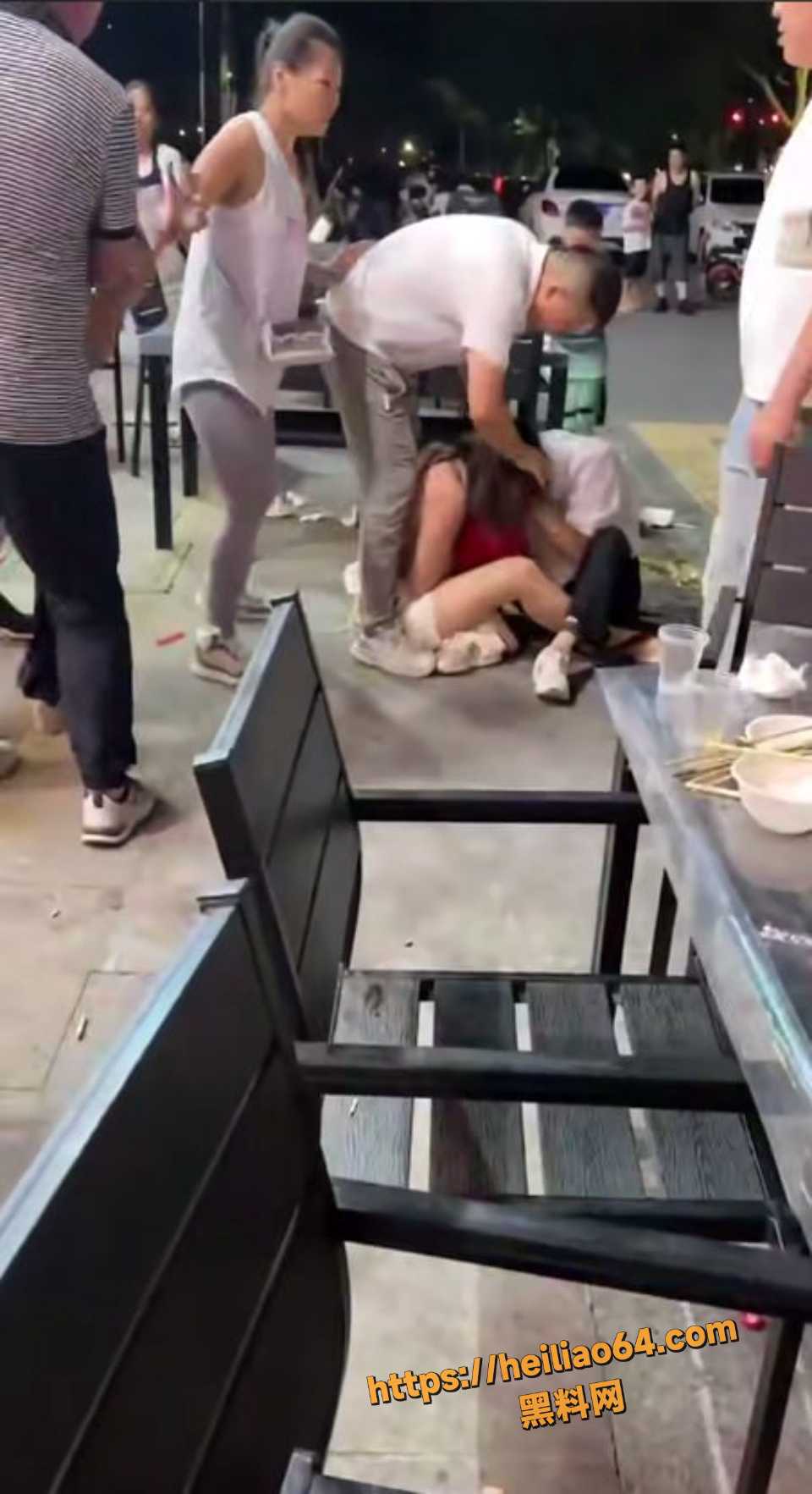 三亚吃瓜群众围观女子打架全过程1
