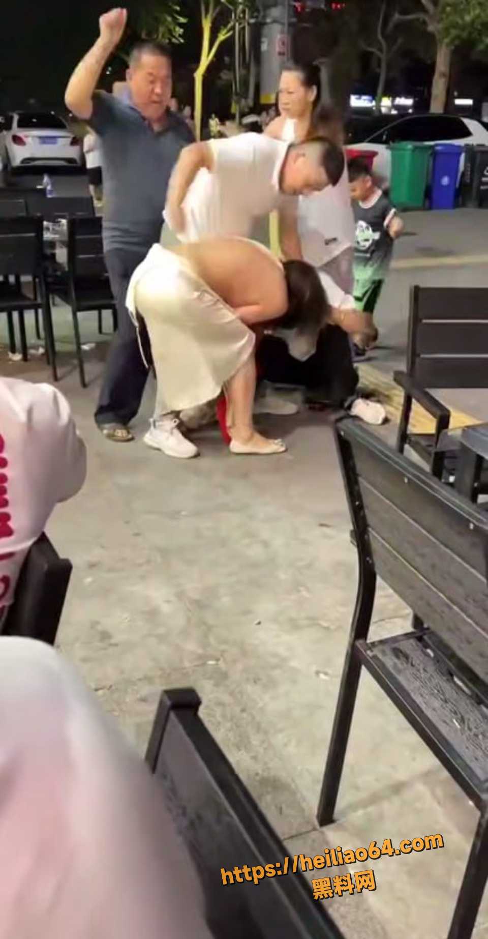 三亚吃瓜群众围观女子打架全过程2