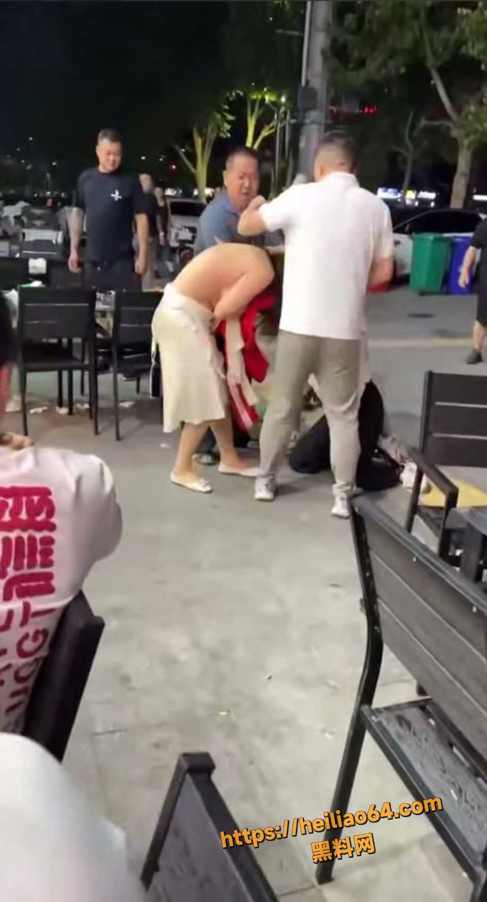 亚夜市街头两女薅头发脱衣大战3