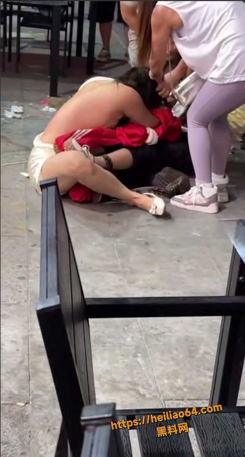 亚夜市街头两女薅头发脱衣大战4
