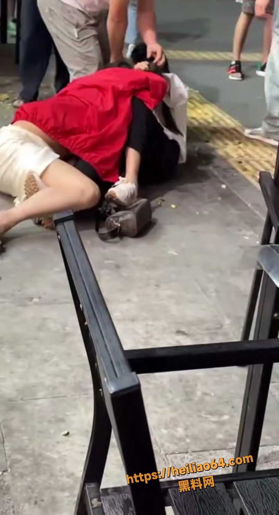三亚夜市两女子打架视频5