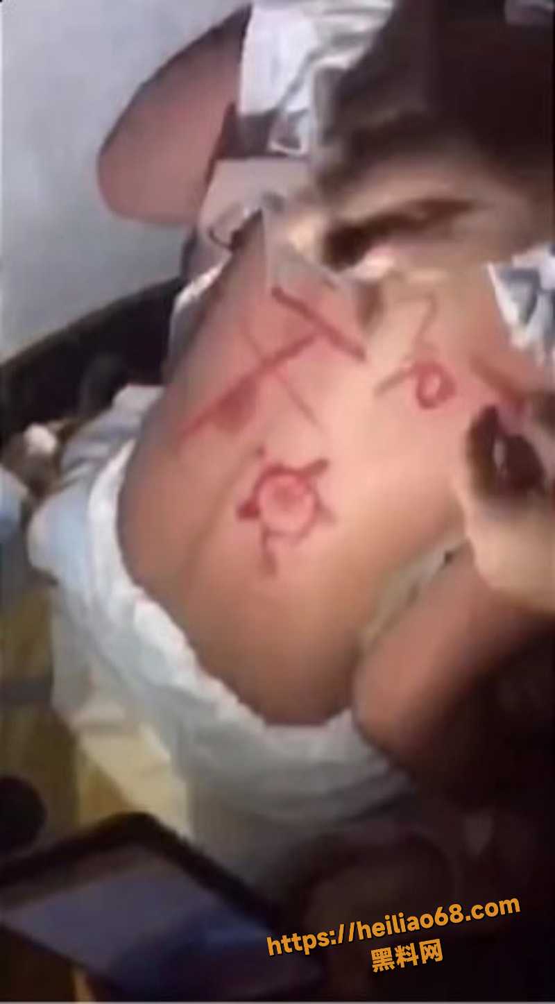 精神小妹被扒衣视频