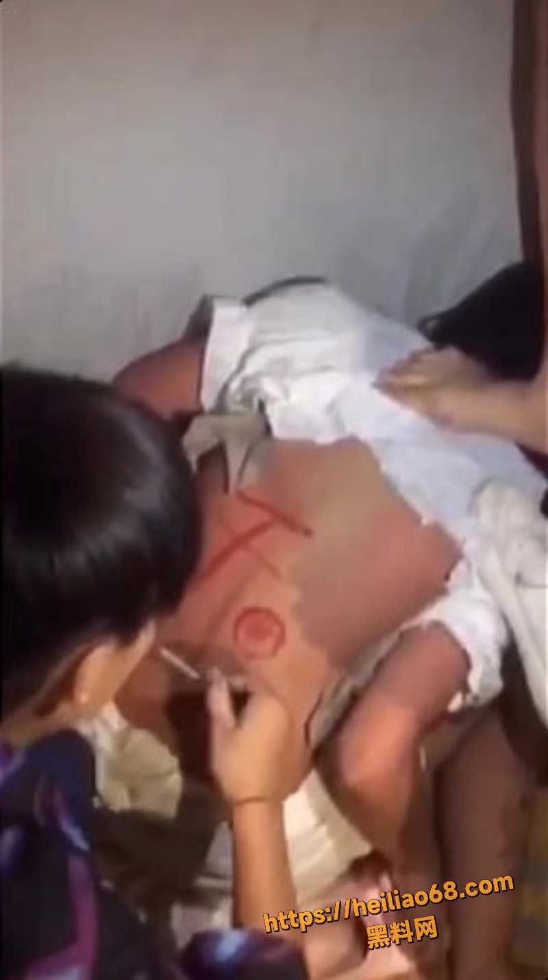 精神小伙霸凌视频