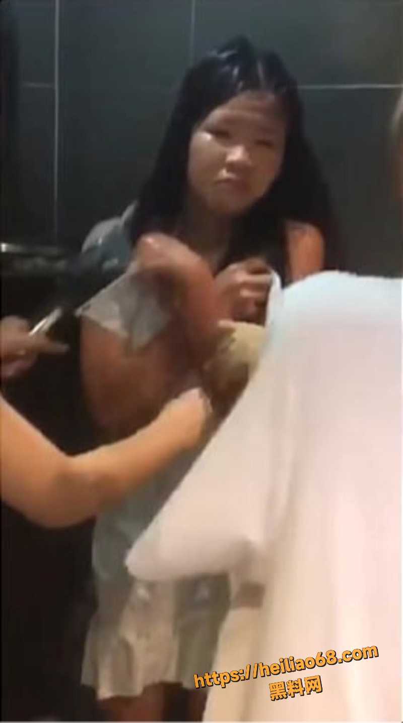 精神小妹被多人羞辱3