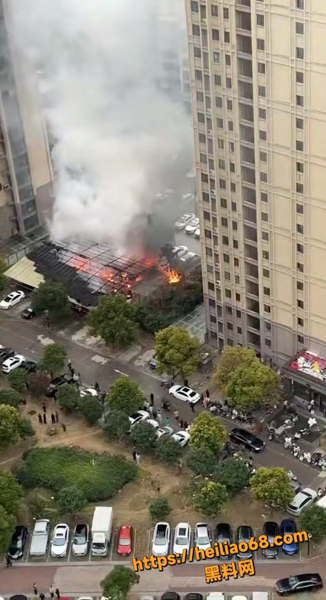 安徽七彩城火灾现场视频1