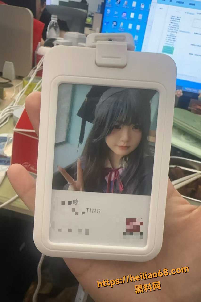 夏楠婷全裸取快递