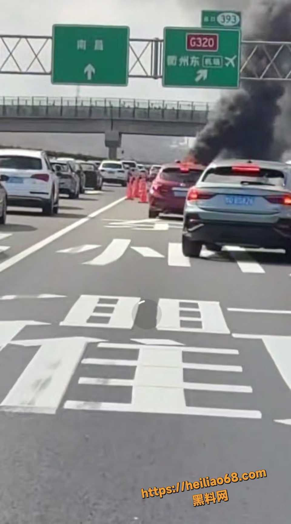 沪昆高速追尾起火烧毁两车视频2