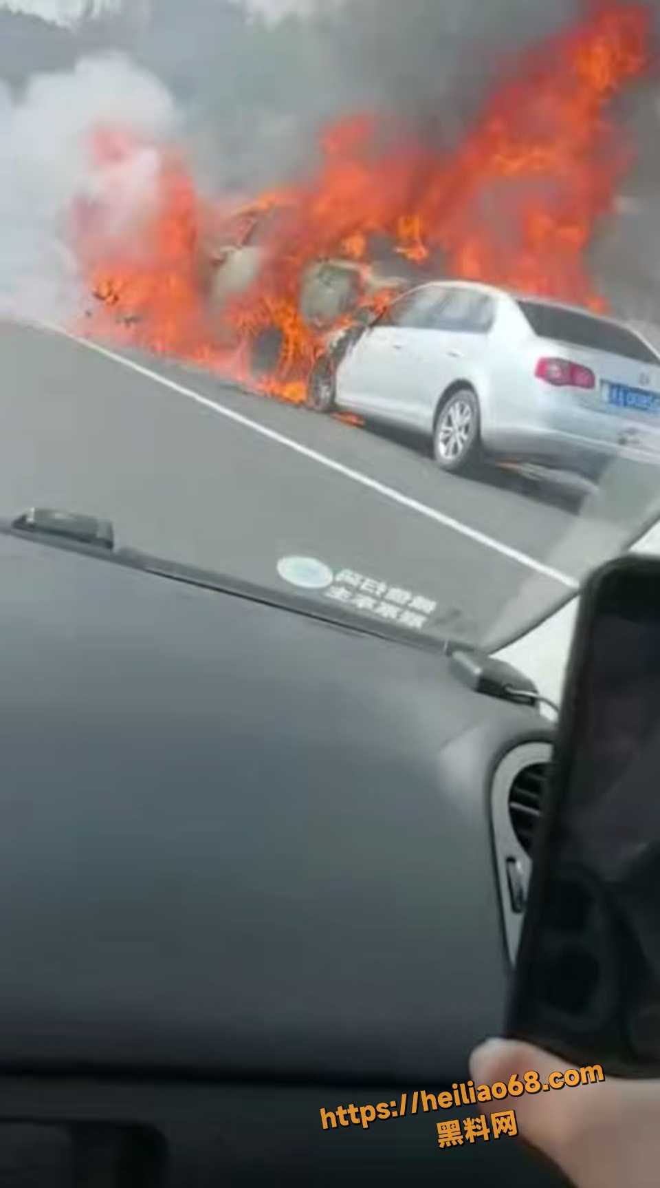 G60沪昆高速衢州段追尾起火爆炸事5