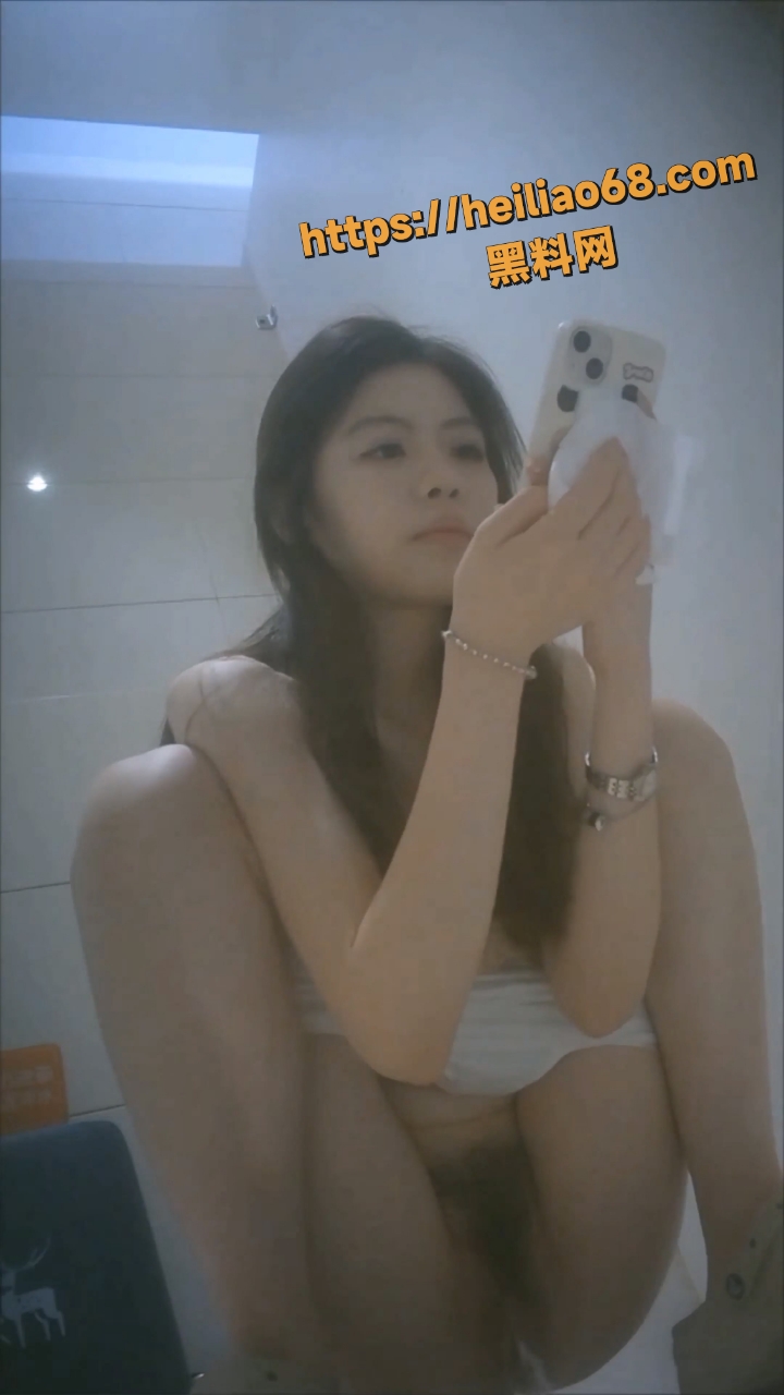 美女露脸放尿