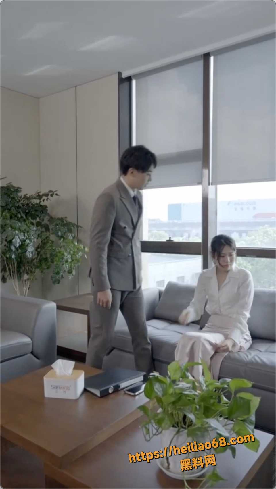 美女上司与下属拉扯擦边剧情4