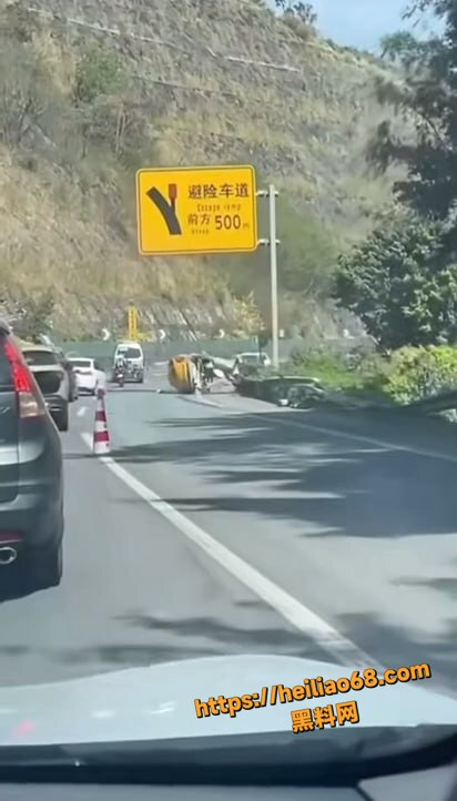 昆磨高速大车失控连环撞2