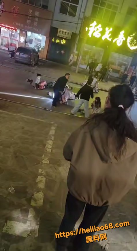 15岁少女被成年男子殴打现场3