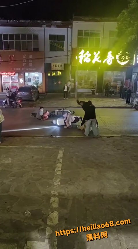 15岁少女被成年男子殴打现场5