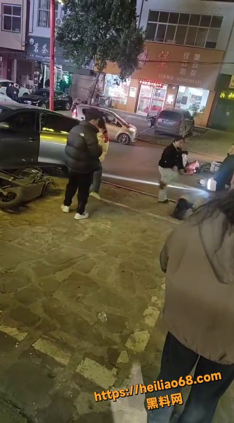 15岁少女被成年男子殴打现场4