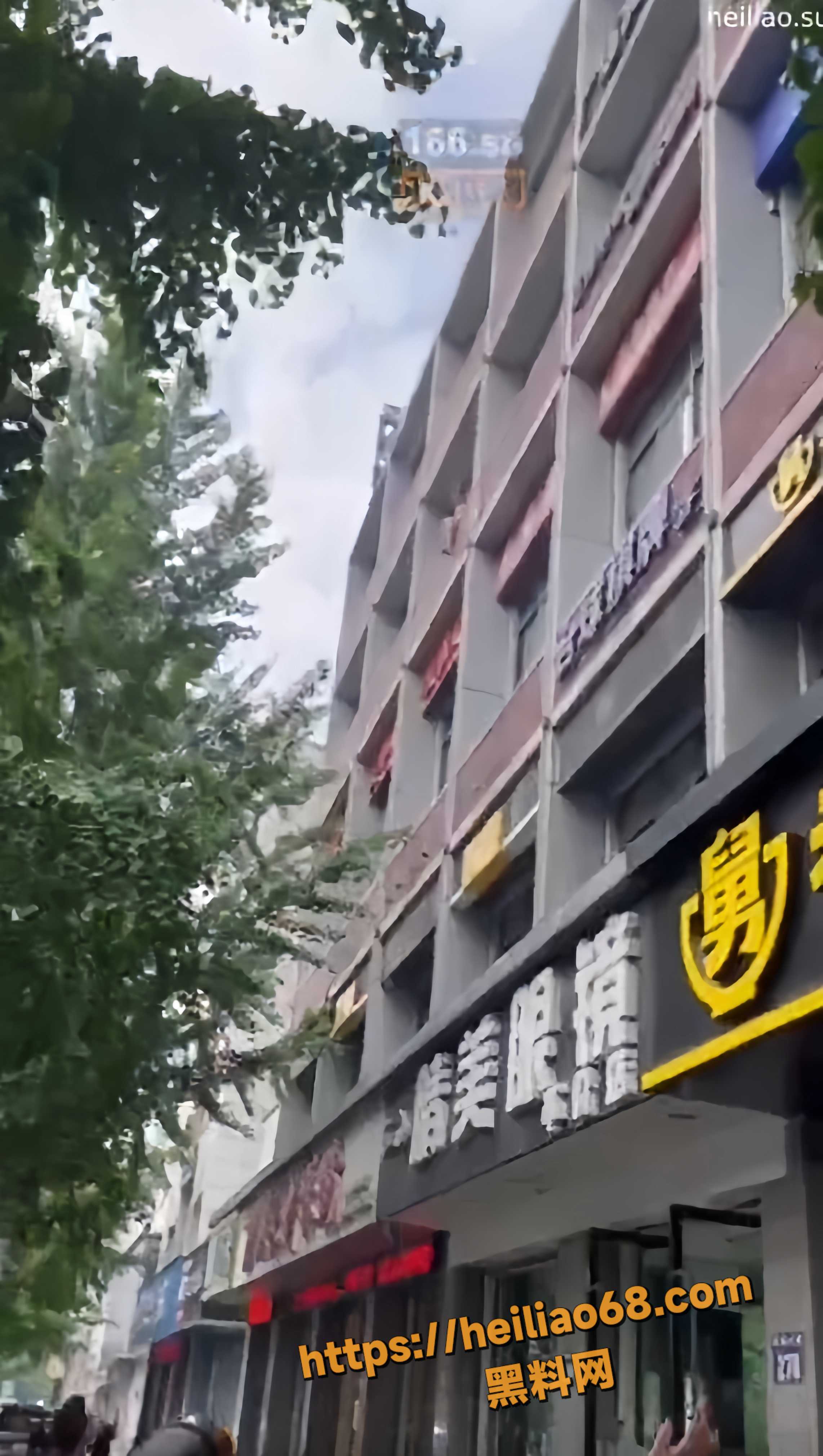 裸体女子坠楼