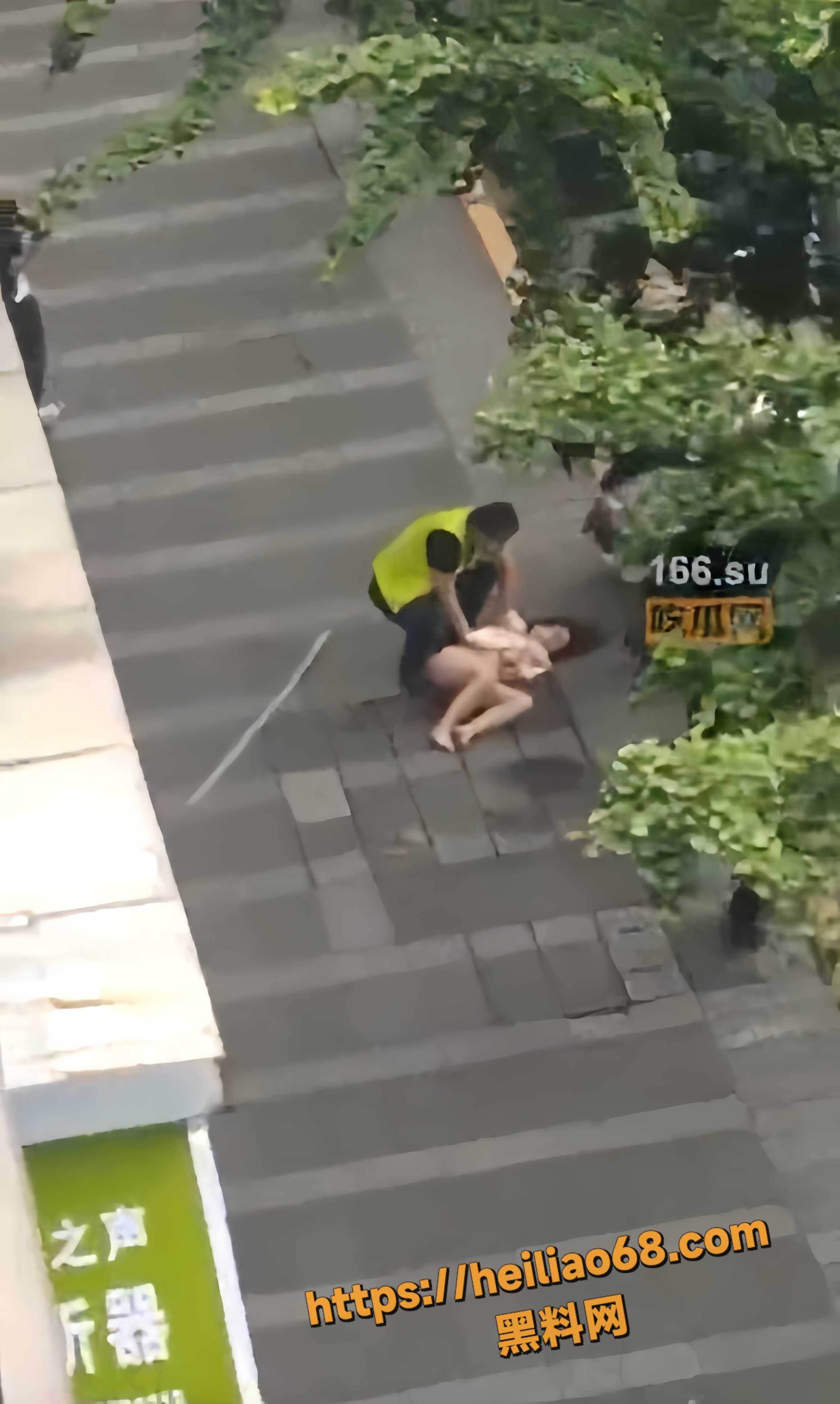女子裸体高坠