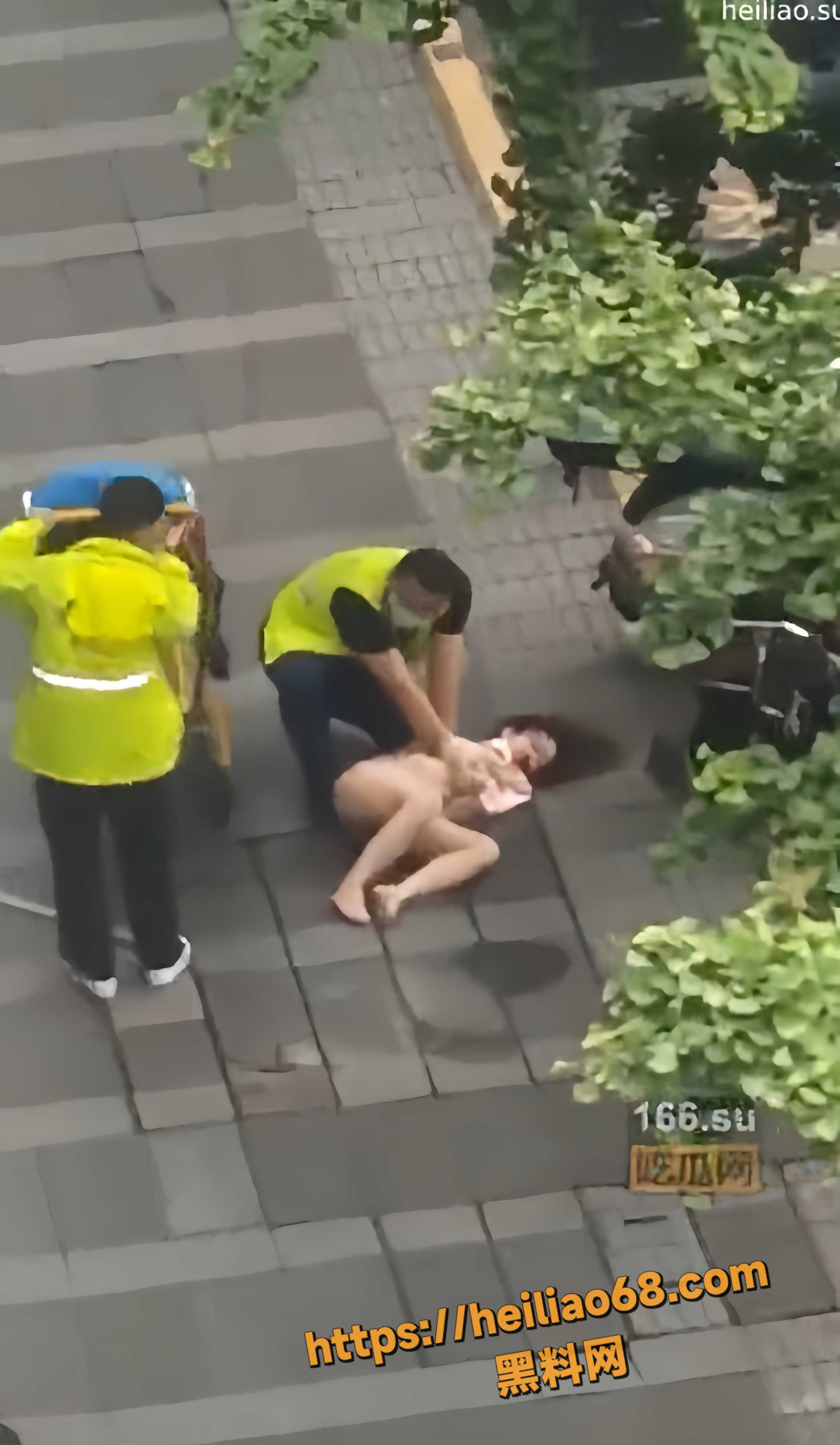 窗边赤裸纵身跳楼