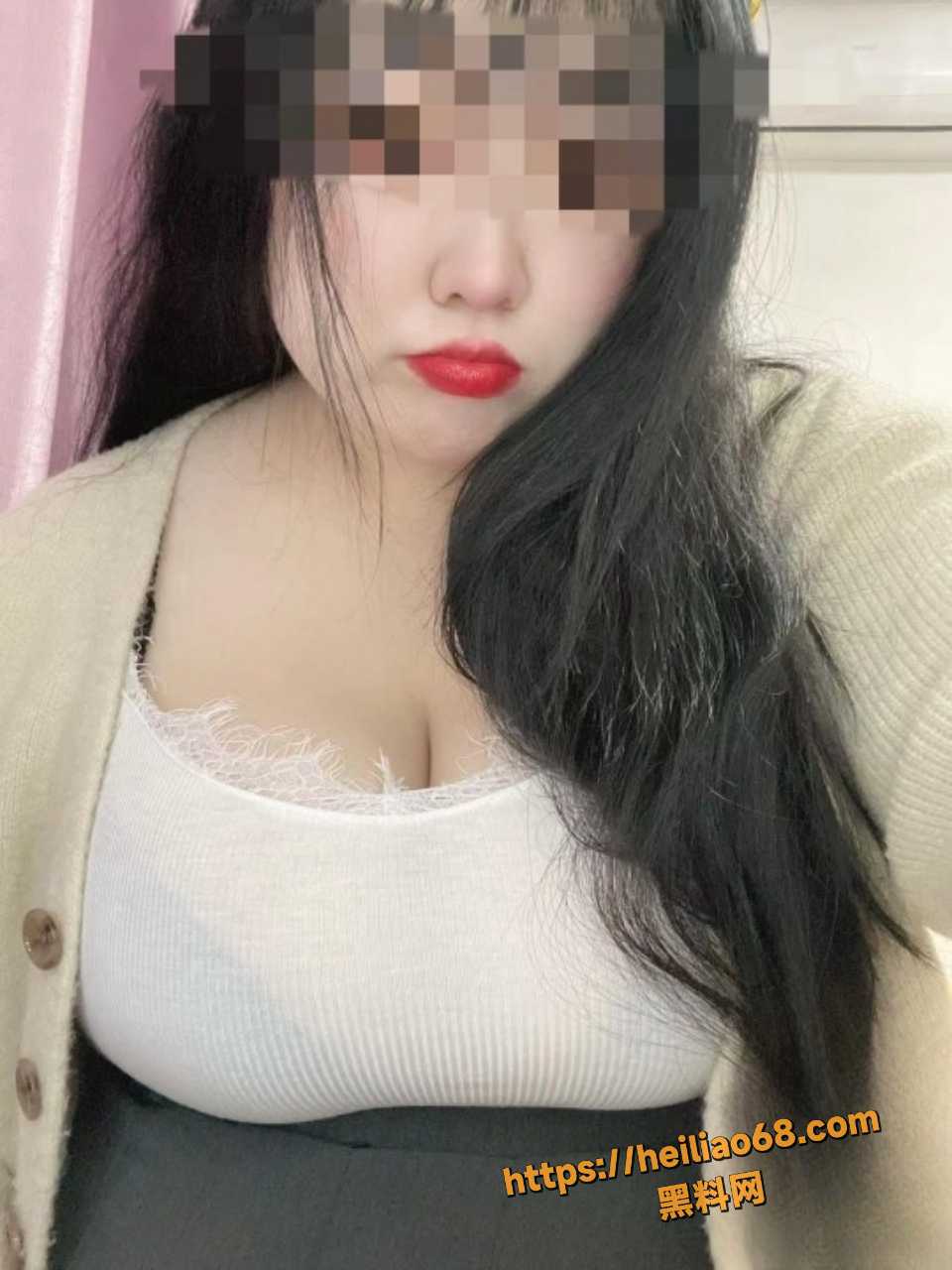 偷拍表姐闺蜜上厕所视频8