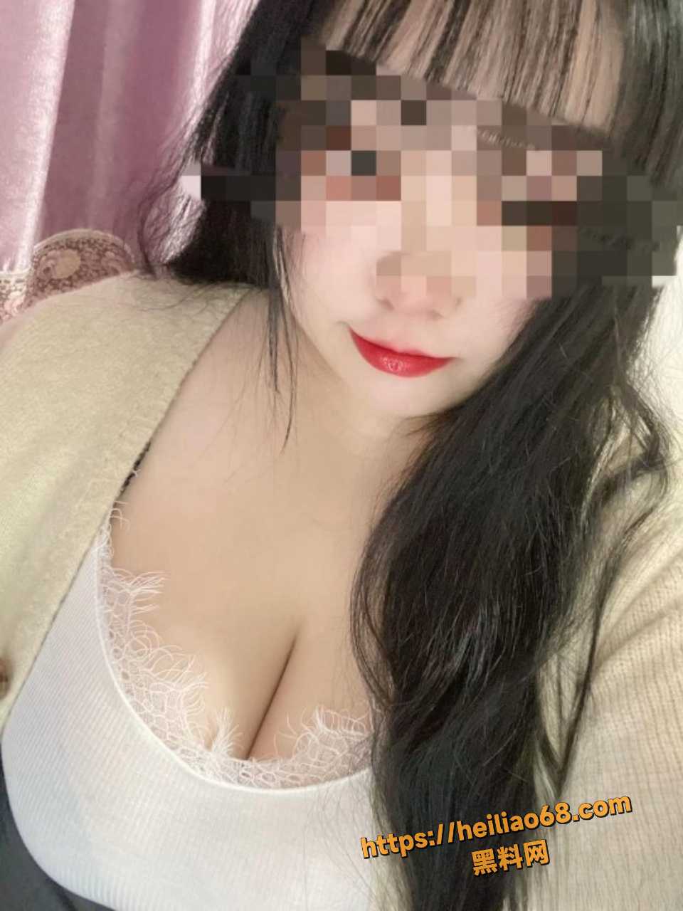 偷拍表姐闺蜜上厕所视频9